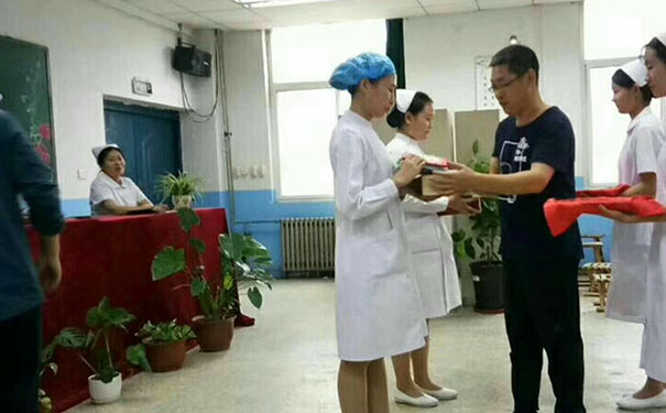 石家庄白求恩医学院对优秀学生的颁发奖学金.jpg